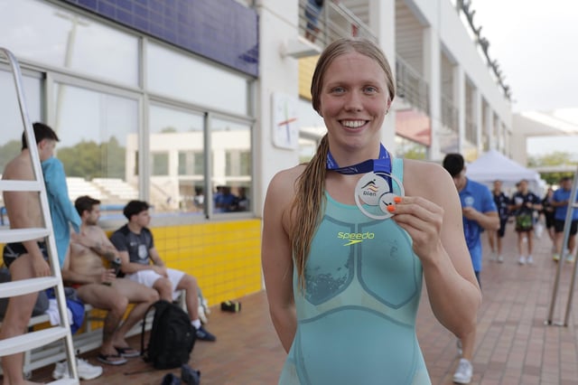 Estella Tonrath, mostrando su medalla de plata en 100 espalda en Son Hugo.