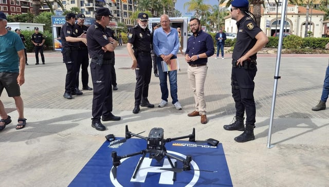 Los responsables policiales, el alcalde y el subdelegado del Gobierno observa el dron