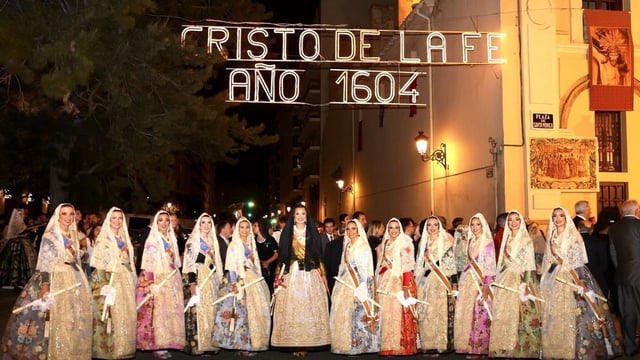 La imagen de la iglesia de Santa Mónica recorre las calles con el apoyo de las comisiones, Berta y la corte mayor