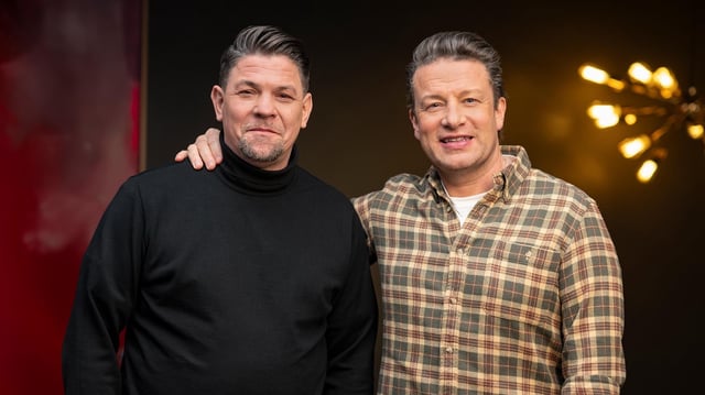 Starköche Tim Mälzer (l.) und Jamie Oliver.