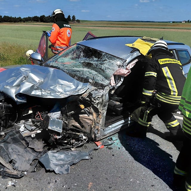 Heßdorf: Lkw stößt frontal mit Auto zusammen - Person eingeklemmt