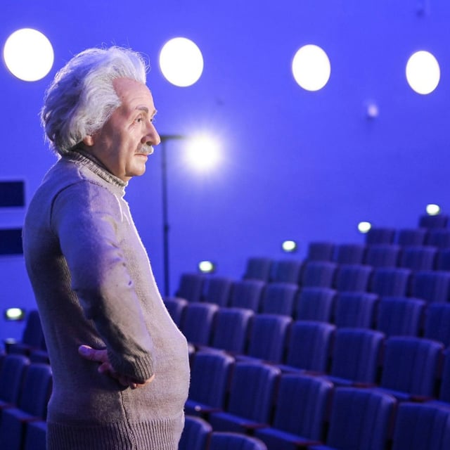 Die Wachsfigur von Albert Einstein steht bei einem Fototermin auf der Bühne der Archenhold-Sternwarte.