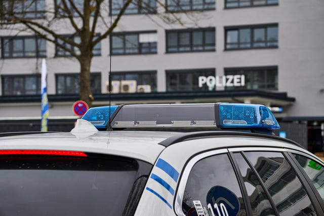 Nach einem nächtlichen Ausflug wurden zwei hungrige Kinder von der Polizei nach Hause gefahren.