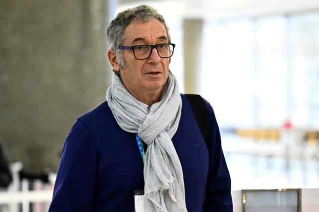 Eric Mouzin, le père d'Estelle Mouzin, arrive à la cour d'assises pour assister au procès de Monique Olivier, ex-femme du tueur en série Michel Fourniret, le 14 décembre 2023 à Nanterre, près de Paris