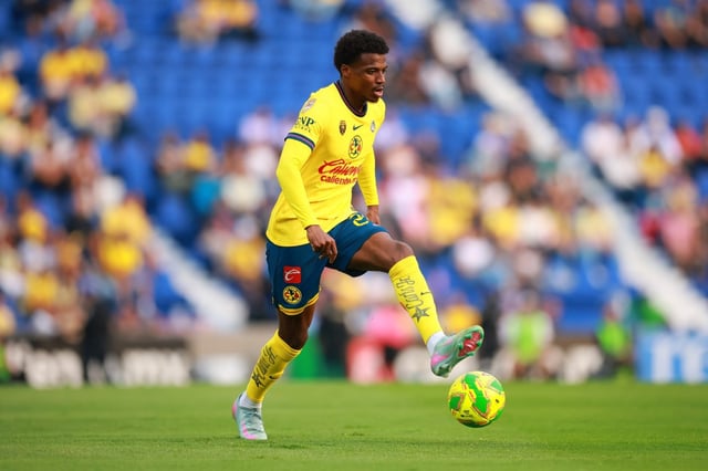 Javairo Dilrosun of Club America controls the ball during a match against Mazatlan FC as part of the Torneo Clausura 2025 Liga MX on April 19, 2025, in Mexico City. (Photo by Hector Vivas/Getty Images)
