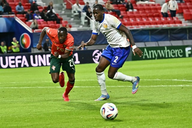 Le Portugais Carlos Borges et le Français Castello Lukeba lors du match nul entre le Portugal et la France à l'Euro Espoirs à Trencin (Slovaquie) le 11 juin 2025