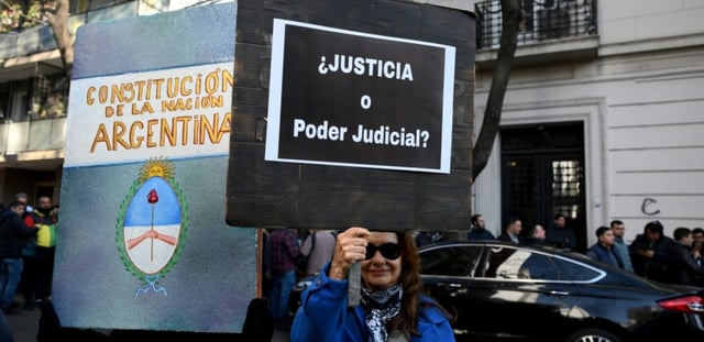 Des partisans de l'ancienne présidente argentine Cristina Kirchner rassemblés devant sa résidence à Buenos Aires, le 11 juin 2025