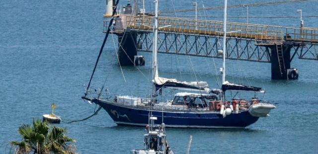 Un bateau de patrouille de la police israélienne se dirige le bateau Madleen amarré au port d'Ashdod après avoir été intercepté la veille par les forces israéliennes, le 10 juin 2025