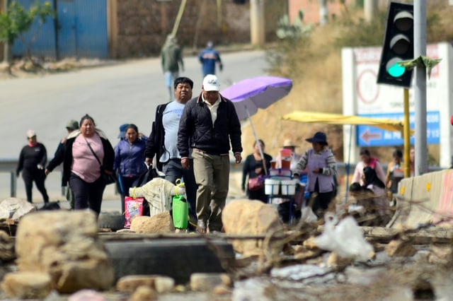 Un barrage sur une route près de Cochabamba, en Bolivie, le 10 juin 2025