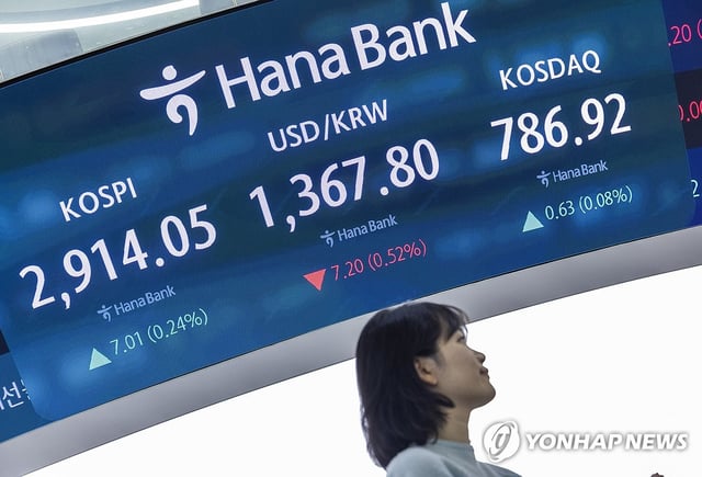 A dealing room at Hana Bank in central Seoul on June 12, 2025 (Yonhap)
