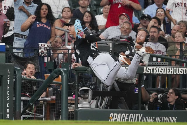 Chicago White Sox third baseman Miguel Vargas (20) catches a fly ball by Houston Astros Victor Caratini over the third base camera well in the third inning of an MLB baseball game in Houston, Wednesday, June 11, 2025.