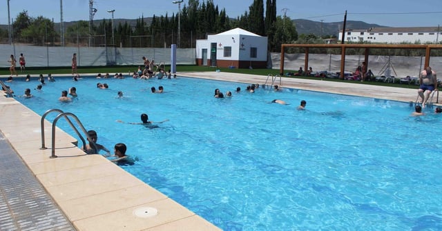 Usuarios en la piscina municipal de Aielo de Malferit en una temporada pasada.