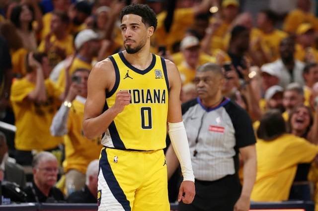 Tyrese Haliburton, le meneur des Indiana Pacers, pendant la dernière minute du quatrième quart-temps contre le Thunder d'Oklahoma City, lors du troisième match des Finales NBA 2025, à Indianapolis, le 11 juin 2025
