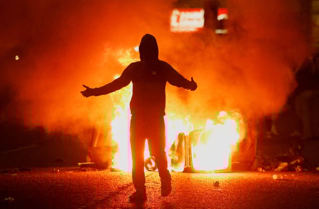 Cocktails molotov, poubelles en feu... les images de la troisième soirée de violences en Irlande du Nord