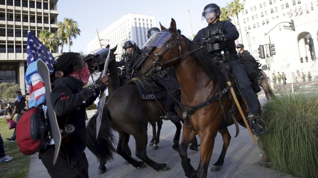 Berittene Polizei treibt Demonstranten in Los Angeles auseinander.