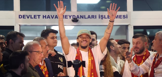 Leroy Sané bei der Ankunft am Flughafen in Istanbul. Um 1.30 Uhr türkischer Zeit stieg er aus dem Privtajet, präsentierte sich dann den Fans