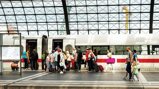 Reisende am Berliner Hauptbahnhof