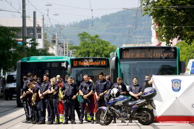 Police officers stand as children are evacuated from the school, following a deadly school shooting in Graz, Austria, June 10, 2025. REUTERS/Borut Zivulovic/File Photo