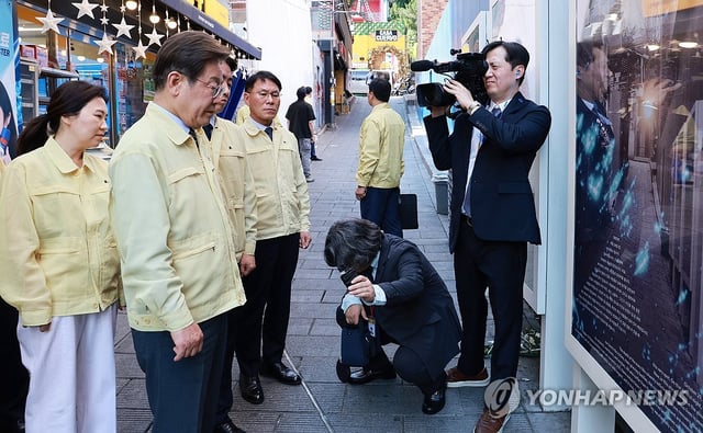 President Lee Jae-myung (2nd from L) visits the site of 2022 crowd crush in Itaewon district of central Seoul on June 12, 2025. (Yonhap) 