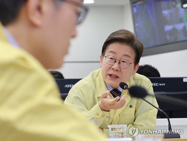 President Lee Jae-myung (R) discusses measures to prevent heavy rain damage during his visit to the Han River Flood Control Office in southern Seoul on June 12, 2025. (Yonhap) 