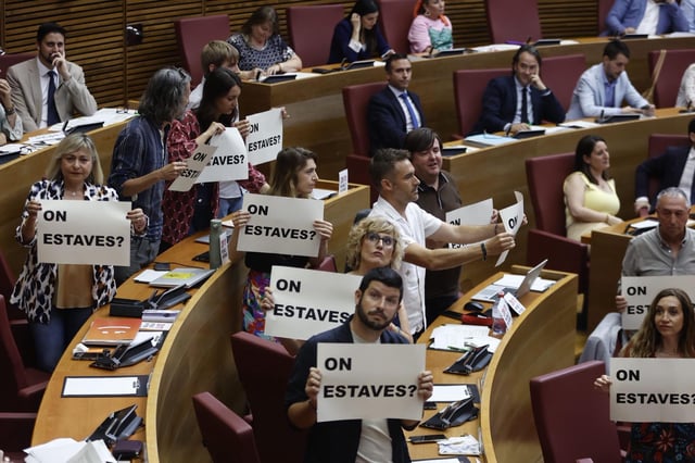 Los diputados de Compromís, de pie, con carteles de On estaves?