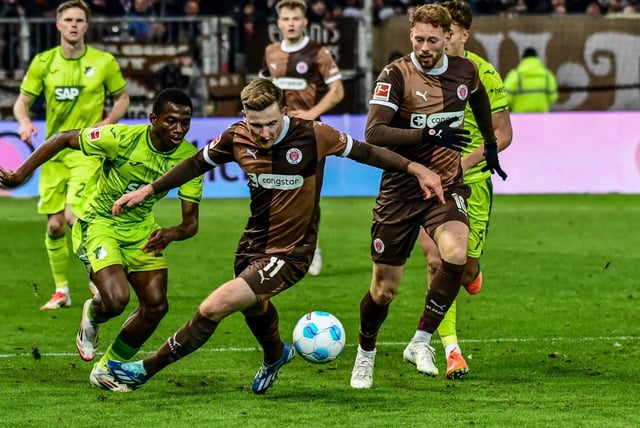 Neben Carlo Boukhalfa (r.) wird auch Johannes Eggestein den FC St. Pauli verlassen.
