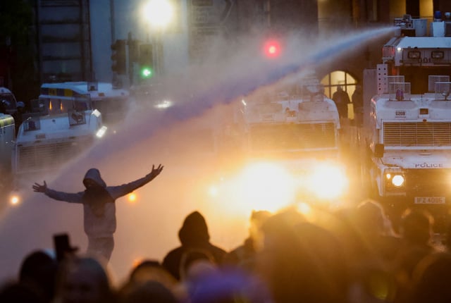 La police vise un canon à eau sur des manifestants lors d’émeutes à Ballymena, en Irlande du Nord, le 11 juin 2025.