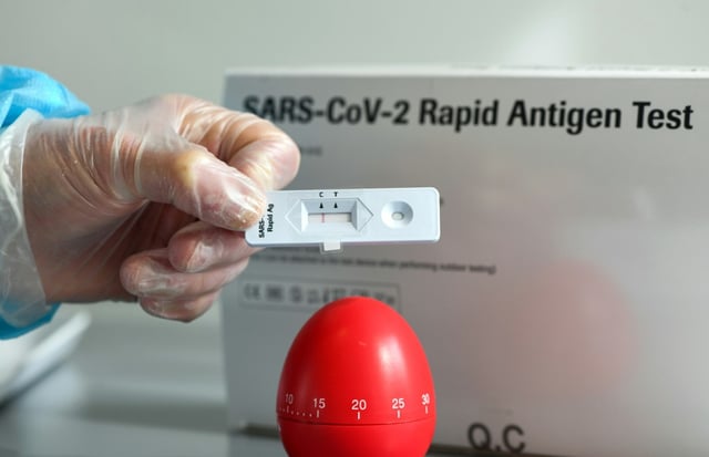 Eine Infektion mit dem Coronavirus ist einem Gerichtsbeschluss zufolge auch dann nicht automatisch ein Arbeitsunfall, wenn nachweislich mehrere Kollegen infiziert waren. Das entschied das Landessozialgericht Berlin-Brandenburg.