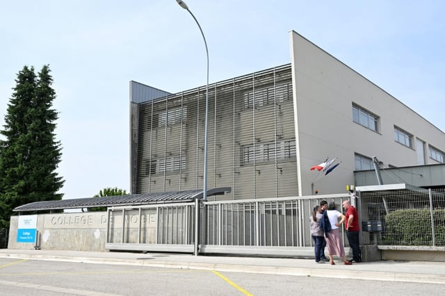 Nach dem tödlichen Messerangriff eines 14-jährigen Schülers auf eine Mitarbeiterin einer Schule in Frankreich hat die Staatsanwaltschaft ein Verfahren wegen Mordes an einem Amtsträger beantragt.