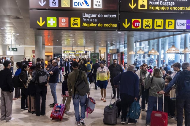 Pasajeros en el aeropuerto de Valencia.