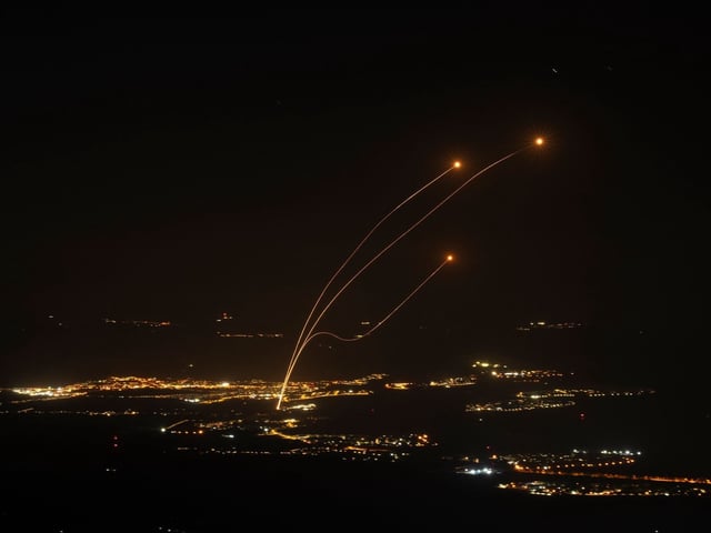 Das israelische Luftabwehrsystem Iron Dome feuert, um Raketen aus dem Libanon abzufangen.