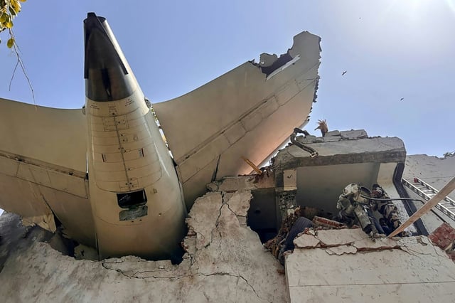 Photo de l'arrière du Boeing d'Air India qui s'est écrasé sur une zone résidentielle près de l'aéroport d'Ahmedabad, dans l'ouest de l'Inde, publiée le 12 juin 2025 sur un compte X de la police indienne.