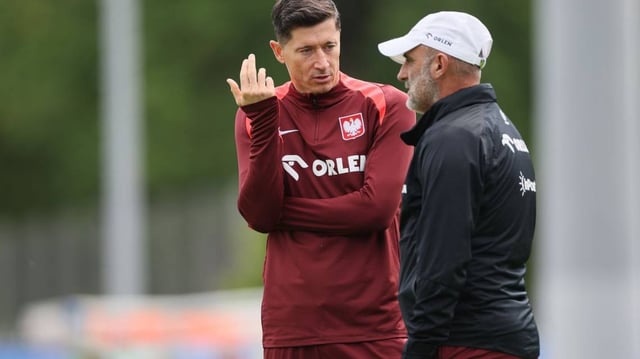 Coach Michal Probierz (R) recently replaced Robert Lewandowski (L) as captain of the Poland men's national team. Photo by Leszek Szymanski/EPA-EFE