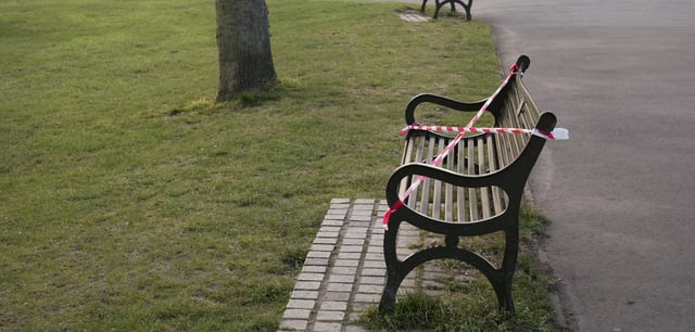 Während der Corona-Pandemie gehörten sie zum Stadtbild: Parkbänke mit Absperrband