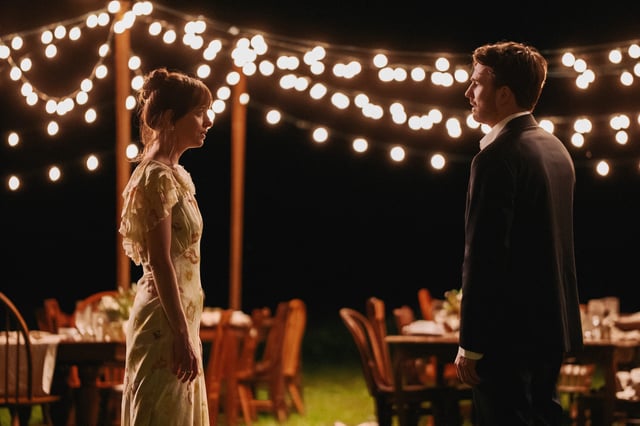 Lucy (Dakota Johnson) and John (Chris Evans) reconnect after several years apart in "Materialists."