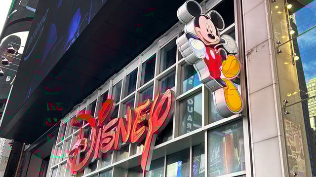 Disney-Logo an einer Hausfassade