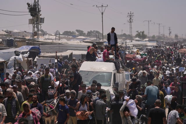 Palästinenser tragen Taschen mit Lebensmitteln und Hilfspaketen, die von der Gaza Humanitarian Foundation geliefert wurden.