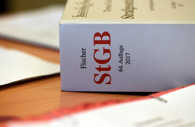 Vier Monate nach einem Messerangriff auf zwei rheinland-pfälzische Jugendamtsmitarbeiter hat die Staatsanwaltschaft Trier Anklage gegen einen 58-Jährigen erhoben. Ihm wird versuchter Totschlag vorgeworfen, wie die Behörde mitteilte.