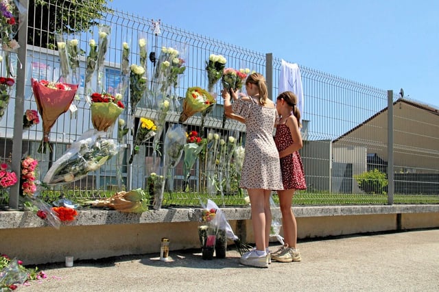 Mercredi 11 juin, devant le collège de Nogent où a été tuée une surveillante.  
