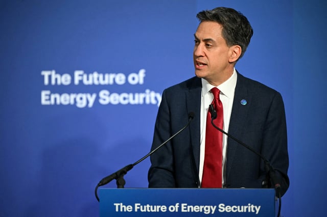 Britain's Climate Change and Net Zero Secretary Ed Miliband speaks to open the Future of Energy Security Summit, hosted by the International Energy Agency and UK Government at Lancaster House in London, Britain, April 24, 2025.   JUSTIN TALLIS/Pool via REUTERS/File Photo