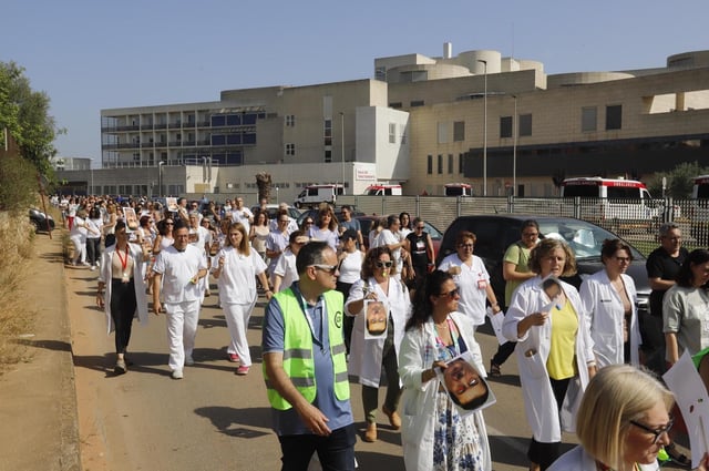 La huelga ha incluido una manifestación, que ha rodeado el hospital.