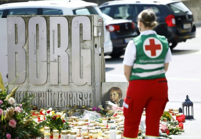Un membre de l’équipe d’intervention de crise rend hommage aux victimes de la fusillade à l’école BORG de Graz, le 12 juin 2025