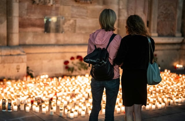 Des femmes rendent hommage aux victimes de la fusillade survenue à l’école BORG de Graz, le 11 juin 2025