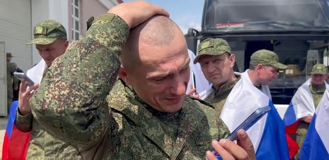 Des prisonniers russes après un échange avec l'Ukraine, le 12 juin 2025 au Bélarus