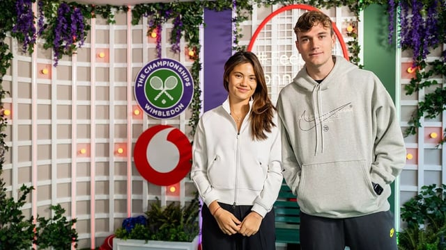 Emma Raducanu and Jack Draper made a surprise guest appearance at the Wimbledon queue in 2023, arranged by the sponsor, Vodafone