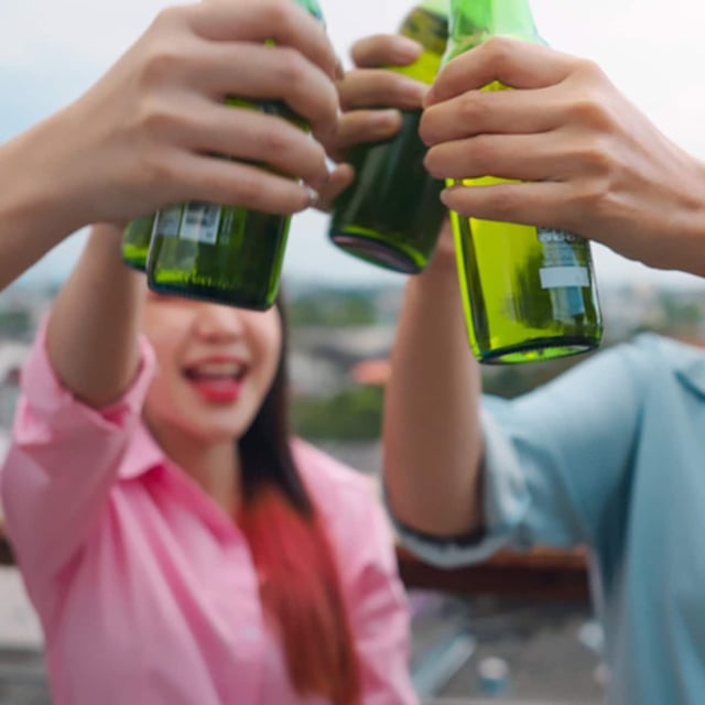 In Deutschland dürfen Jugendliche ab 14 Jahren in Begleitung einer sorgeberechtigten Person bestimmte Arten von Alkohol kaufen und trinken.