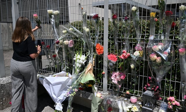 Des élèves rendent hommage à leur surveillante, poignardée au sein du collège Dolto à Nogent le 11 juin 2025.A