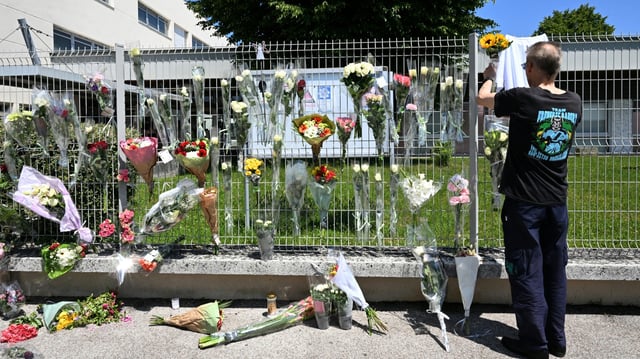 Devant le collège Françoise-Dolto, à Nogent (Haute-Marne), où une surveillante a été tuée par un élève de 14 ans.