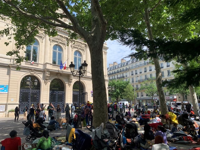 Plus de 250 migrants ont dormi sur le parvis de la mairie du 11ème arrondissement.