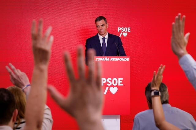Le Premier ministre espagnol Pedro Sanchez répond aux questions des journalistes lors d'une conférence de presse au siège du PSOE, le 12 juin 2025 à Madrid